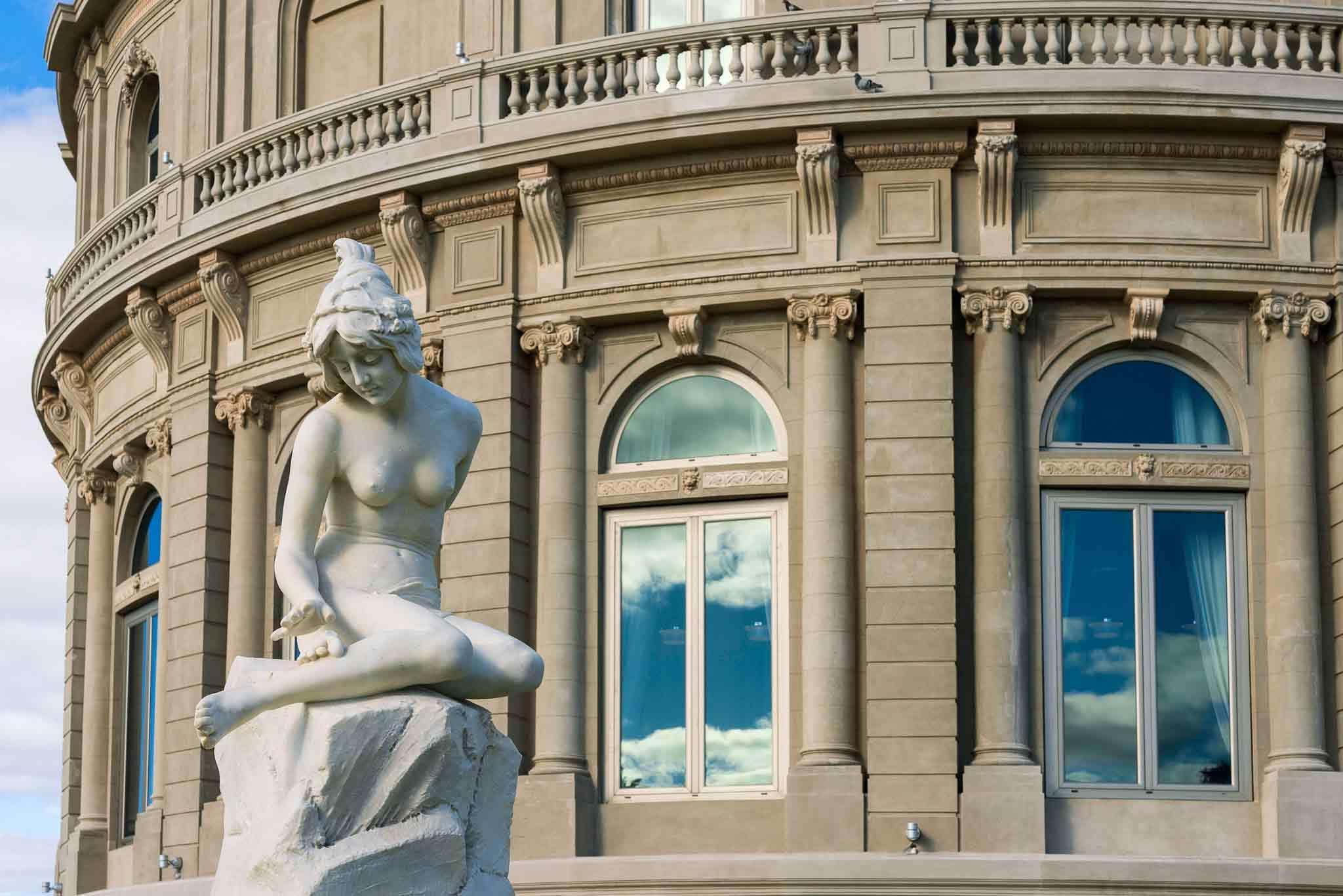 Sofitel Montevideo Casino Carrasco & Spa Luaran gambar The sculpture in 2011