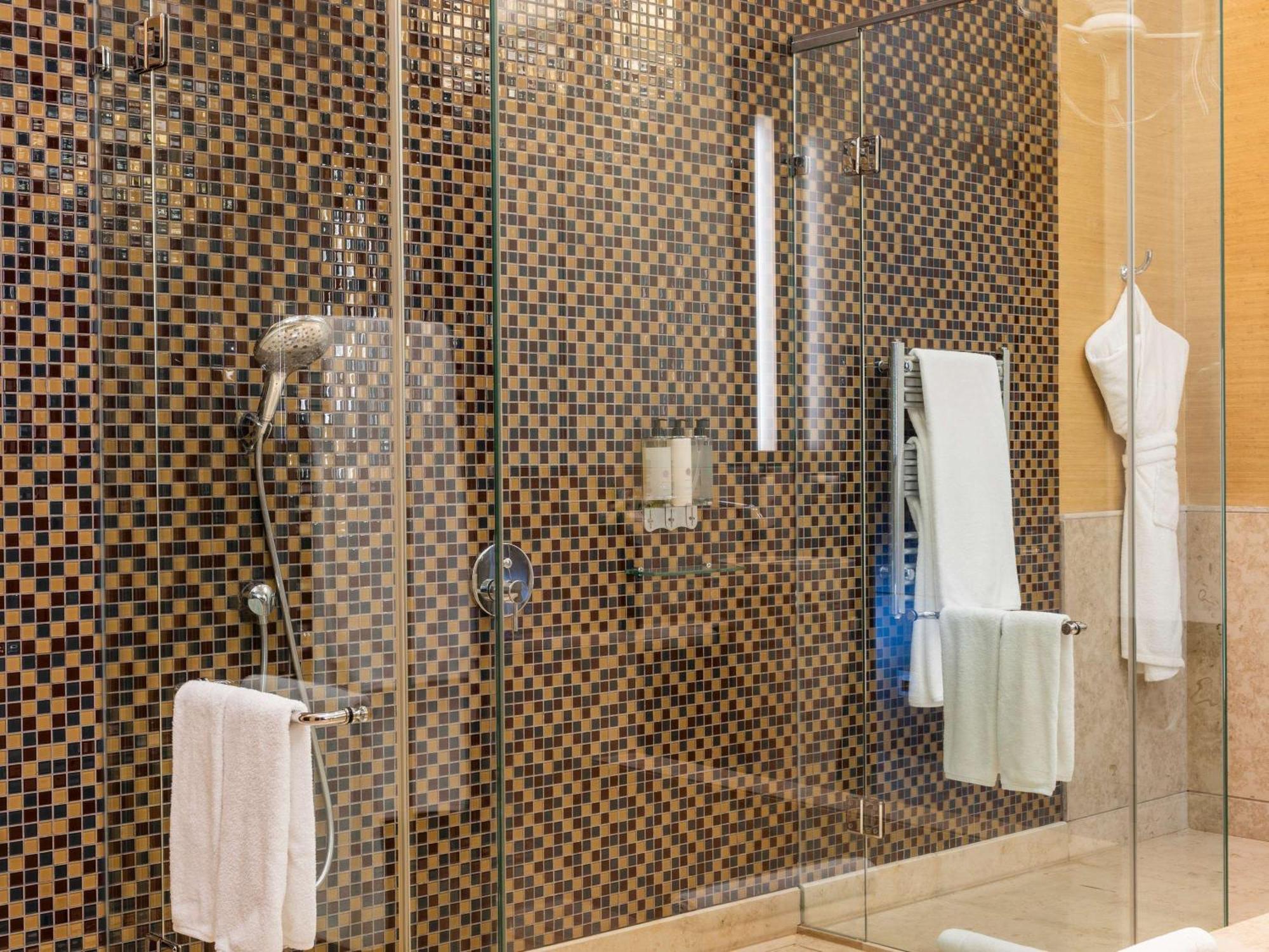 Sofitel Montevideo Casino Carrasco & Spa Luaran gambar A shower with a sliding door