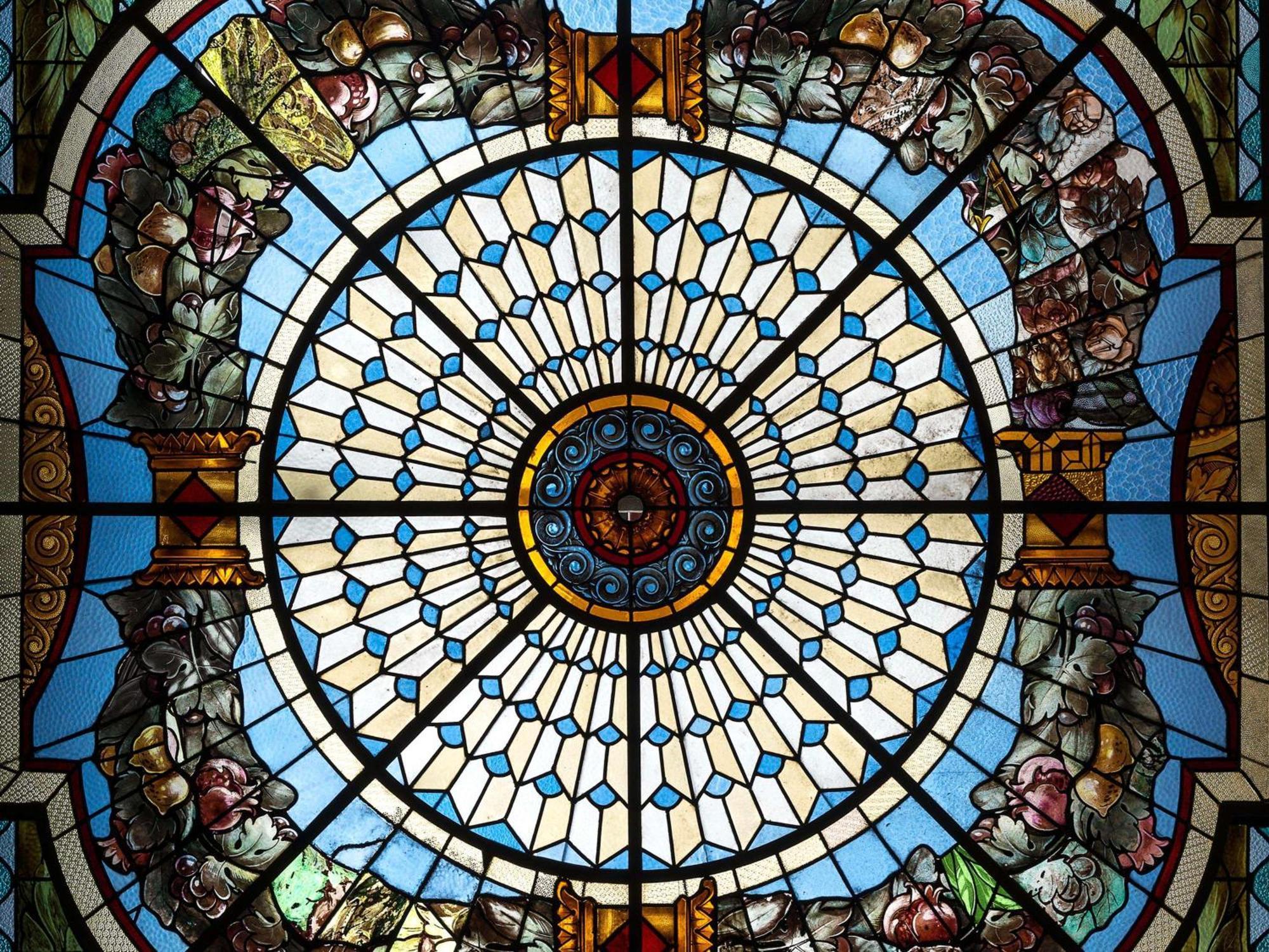 Sofitel Montevideo Casino Carrasco & Spa Luaran gambar The stained glass ceiling of the sanctuary