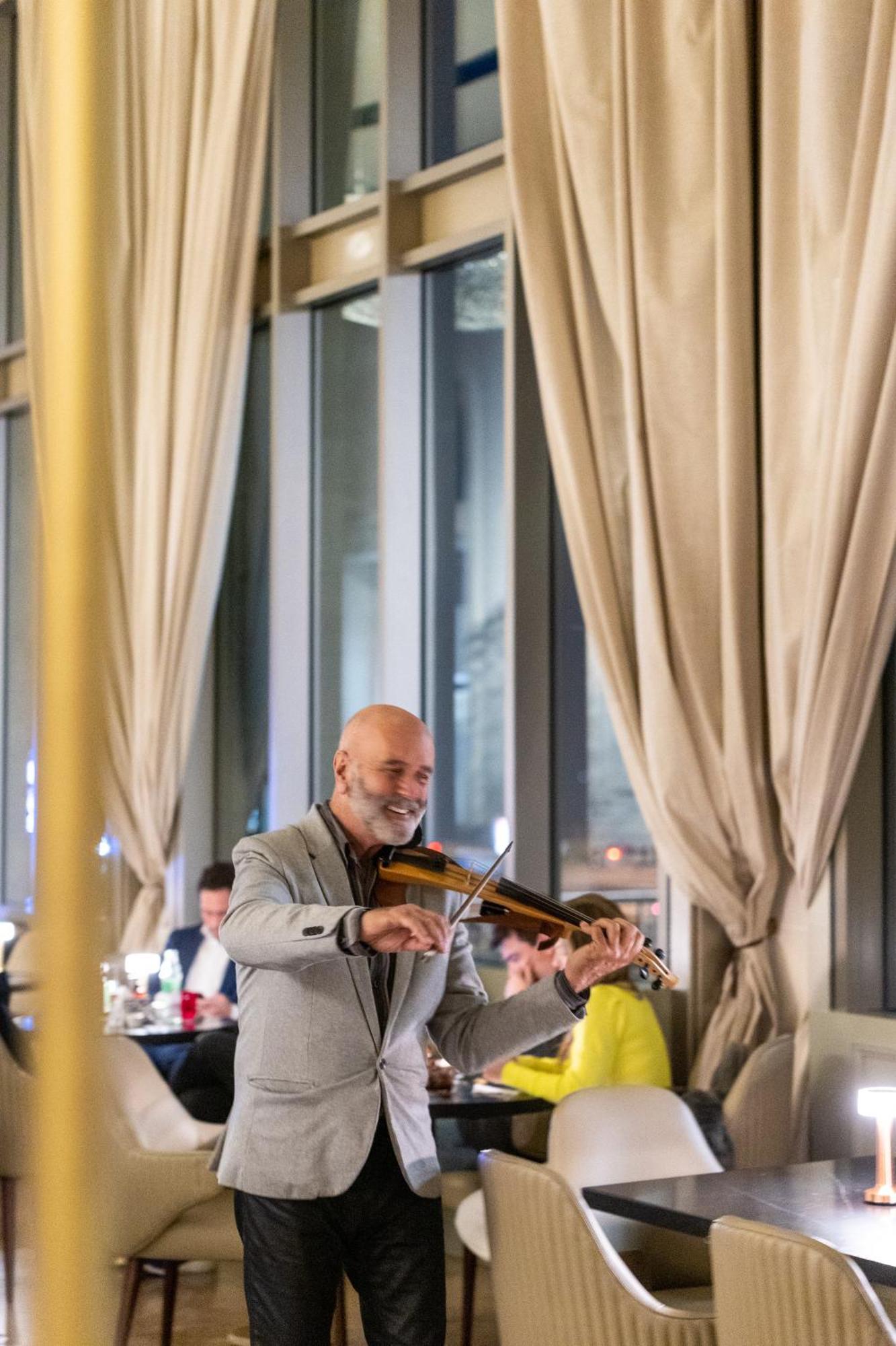 Sofitel Montevideo Casino Carrasco & Spa Luaran gambar The violinist at the opening of the restaurant