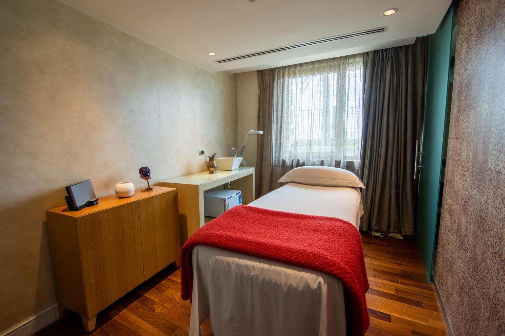 Sofitel Montevideo Casino Carrasco & Spa Luaran gambar Treatment room at The Dorchester, London